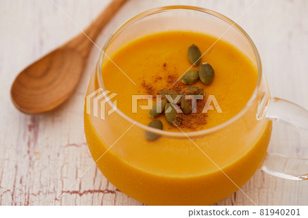 Rich pumpkin pudding decorated with cinnamon and pumpkin seeds 81940201