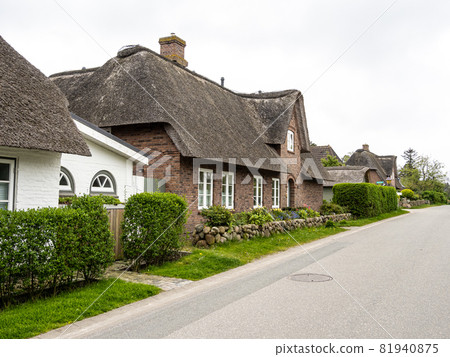 Traditional Frisian thatched cottage in the village of Nebel on the island of Amrum, Germany 81940875