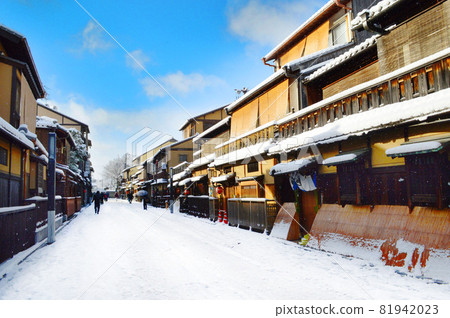 沿著京都祗園的花見小路走，那裡在新年的清晨會下雪 81942023