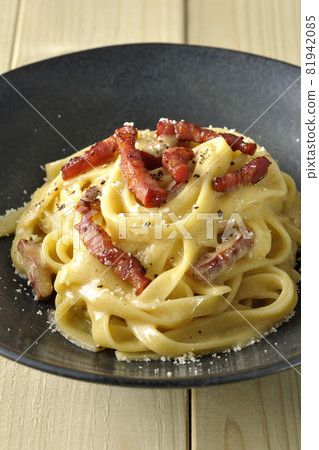 Crispy baked fettuccine carbonara with bacon 81942085