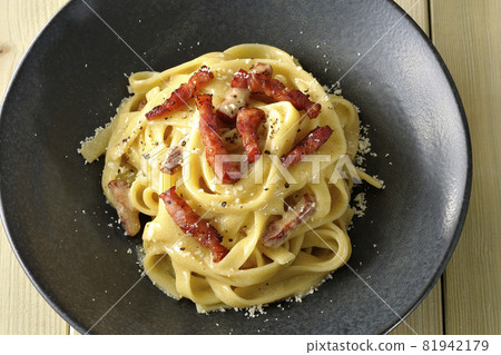 A bird's-eye view of the crispy baked fettuccine carbonara with bacon 81942179