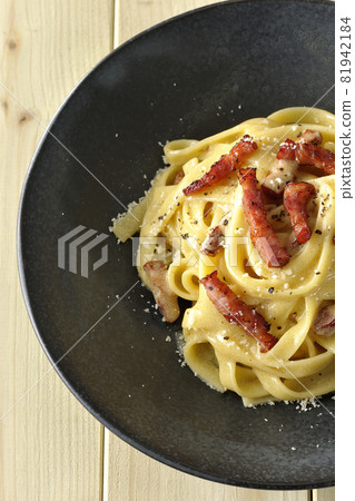 A bird's-eye view of the crispy baked fettuccine carbonara with bacon A bird's-eye view of the crispy baked fettuccine carbonara with bacon 81942184