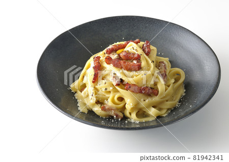 在白色背景上拍攝帶有培根的香脆烤寬麵條 carbonara 81942341