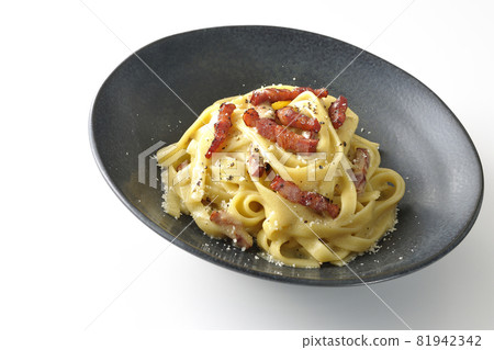 在白色背景上拍攝帶有培根的香脆烤寬麵條 carbonara 81942342