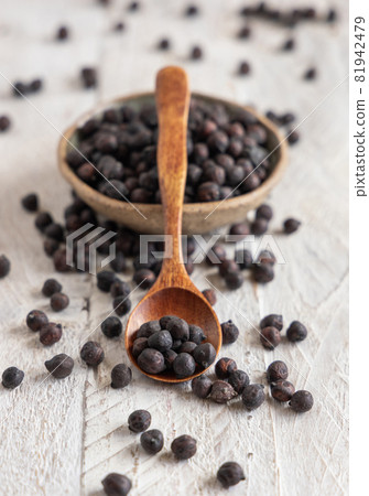 Bowl of black chickpea with spoon closeup 81942479