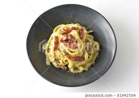 鳥瞰酥脆的烤意大利細麵和白色背景上的培根 81942504