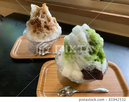 Two side-by-side shaved ice, Ujikintoki Two side-by-side shaved ice, Ujikintoki 81942532