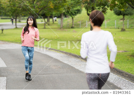 兩個女人慢跑擦肩而過 兩個女人慢跑擦肩而過 81943361