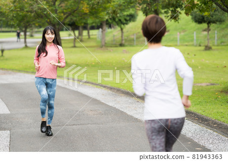 兩個女人慢跑擦肩而過 兩個女人慢跑擦肩而過 81943363