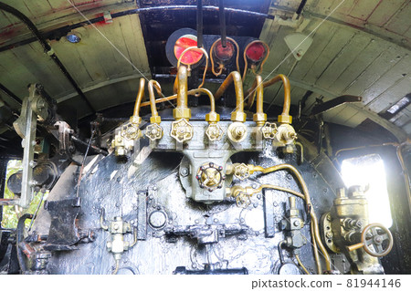 Drive a locomotive 81944146