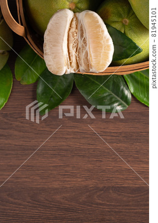 Pomelo Mid-Autumn Festival wood wooden background pomelo Mid-Autumn Festival ユズ ゆず Pomelo Mid-Autumn Festival wood wooden background pomelo Mid-Autumn Festival ユズ ゆず 81945101