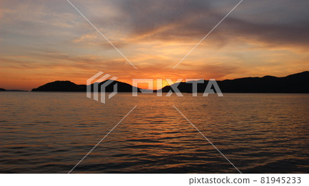 The light reflected on the surface of the shining sunset over the summer sea in Yamaguchi Prefecture! The light reflected on the surface of the shining sunset over the summer sea in Yamaguchi Prefecture! 81945233