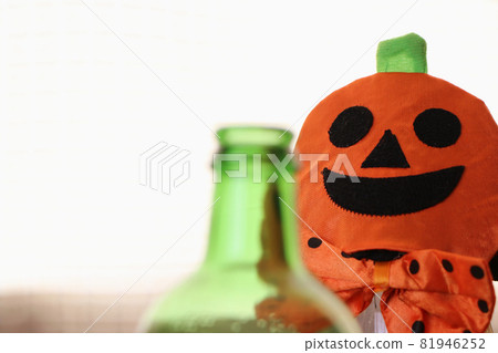 鬧鬼的飲料和萬聖節南瓜 鬧鬼的飲料和萬聖節南瓜 81946252
