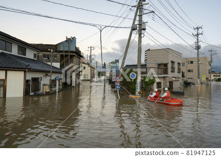 河流洪水淹沒、線性降水帶、颱風大雨破壞、洪水、地坪淹沒、洪水損失補償 81947125