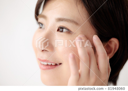 Middle-aged woman around the eyes Middle-aged woman around the eyes 81948060