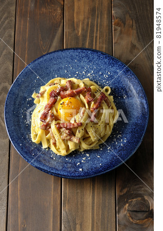 A bird's-eye view of Fettuccine's carbonara with egg yolks and crispy bacon A bird's-eye view of Fettuccine's carbonara with egg yolks and crispy bacon 81948574