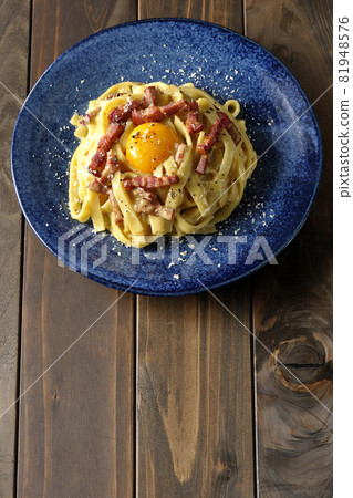 帶有蛋黃和脆皮培根的 Fettuccine's carbonara 的鳥瞰圖 81948576