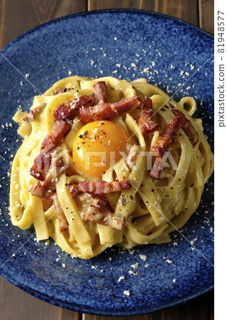 帶有蛋黃和脆皮培根的 Fettuccine's carbonara 的鳥瞰圖 81948577