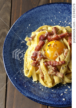 帶有蛋黃和脆皮培根的 Fettuccine's carbonara 的鳥瞰圖 81948578