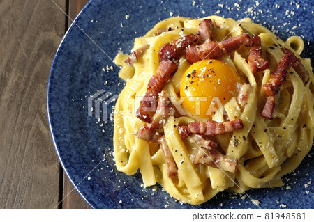 帶有蛋黃和脆皮培根的 Fettuccine's carbonara 的鳥瞰圖 81948581