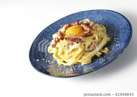 Photographed Fettuccine carbonara with egg yolk and crispy bacon on a white background 81948643