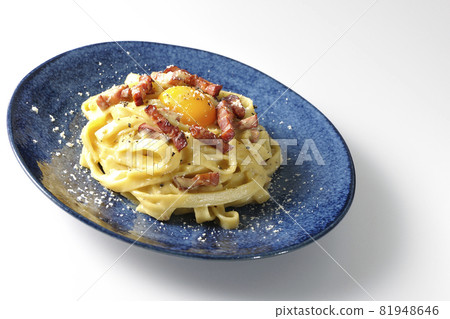在白色背景上拍攝了帶有蛋黃和脆培根的 Fettuccine carbonara 81948646