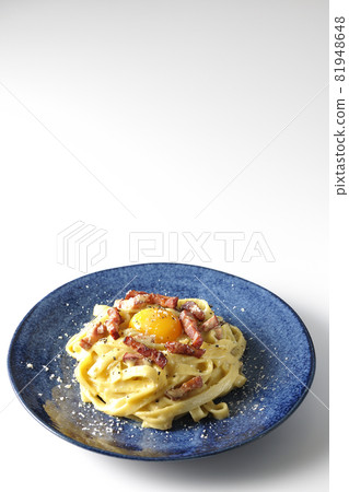 Photographed Fettuccine carbonara with egg yolk and crispy bacon on a white background 81948648