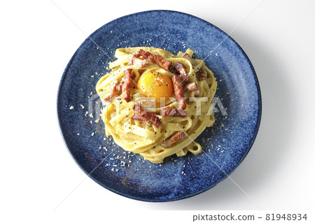 白色背景中帶有蛋黃和香脆培根的 Fettuccine's carbonara 的鳥瞰圖 81948934