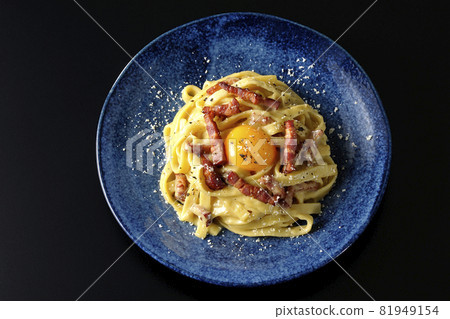 黑色背景中帶有蛋黃和香脆培根的 Fettuccine's carbonara 的鳥瞰圖 81949154