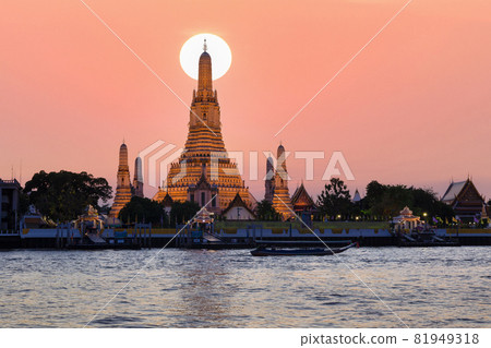 Wat Arun, Temple of dawn and the Chao Phraya River, Bangkok, Thailand 81949318