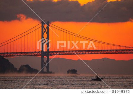 Sunrise in the morning mist, Innoshima Bridge, Onomichi City, Hiroshima Prefecture Sunrise in the morning mist, Innoshima Bridge, Onomichi City, Hiroshima Prefecture 81949575