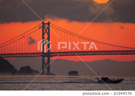 Sunrise in the morning mist, Innoshima Bridge, Onomichi City, Hiroshima Prefecture Sunrise in the morning mist, Innoshima Bridge, Onomichi City, Hiroshima Prefecture 81949576