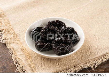 Dried plum 81949723
