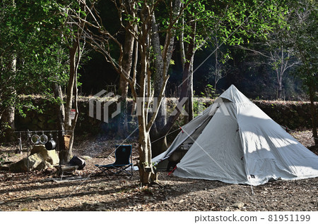 Enjoy nature at the camp Enjoy nature at the camp 81951199