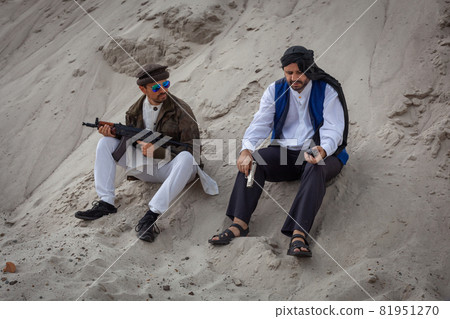 The Taliban are planning terrorist attacks with weapons. 81951270