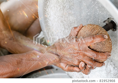 The old man scraped the coconut 81952908