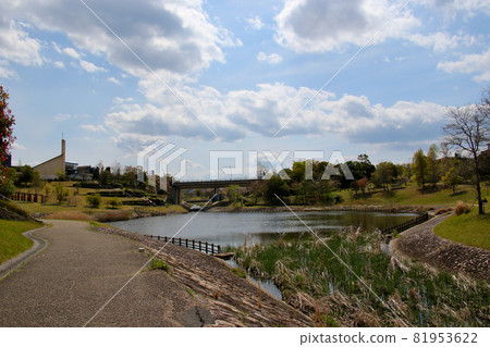 Hiratani Pond and Hotel that appeared on the walking path along the Hiratani River in Keyakidai, Sanda City Hiratani Pond and Hotel that appeared on the walking path along the Hiratani River in Keyakidai, Sanda City 81953622