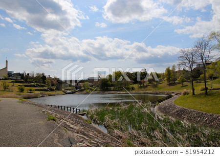 Hiratani Pond and Hotel that appeared on the walking path along the Hiratani River in Keyakidai, Sanda City 81954212