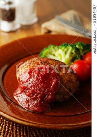 Hamburger steak and tomato sauce 81954487