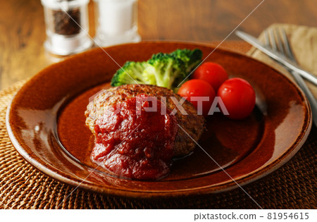 Hamburger steak and tomato sauce 81954615