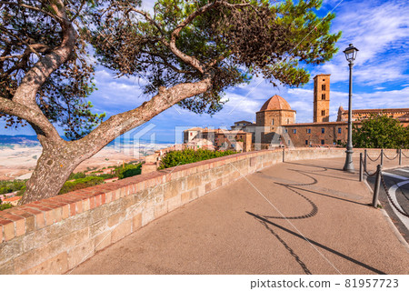 Volterra, Tuscany - Sunrise view of medieval Tuscan city in Italy, ancient Etruscan. Volterra, Tuscany - Sunrise view of medieval Tuscan city in Italy, ancient Etruscan. 81957723
