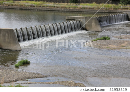Movable weir with the function of damming the river and adjusting the amount of water 81958829