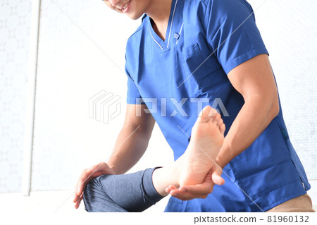 A manipulative man in a scrub to massage 81960132