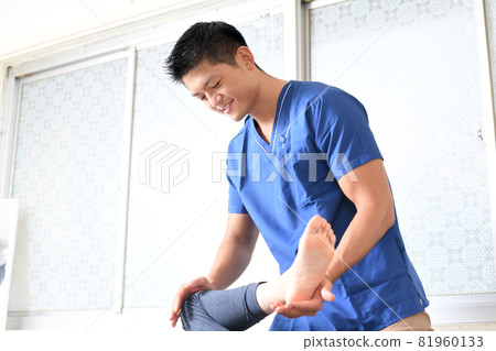 一個善於按摩的男人在磨砂膏中按摩 一個善於按摩的男人在磨砂膏中按摩 81960133