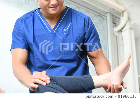 A manipulative man in a scrub to massage A manipulative man in a scrub to massage 81960135
