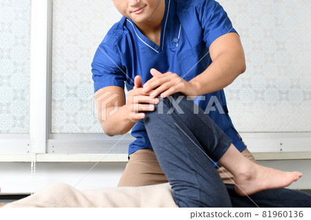 A manipulative man in a scrub to massage 81960136