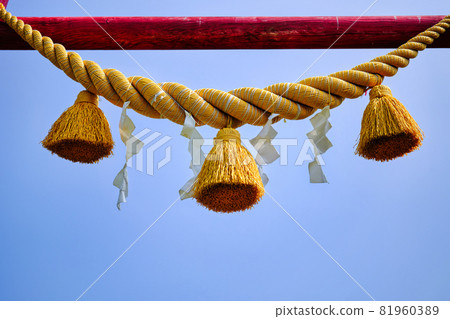 Torii and blue sky 81960389