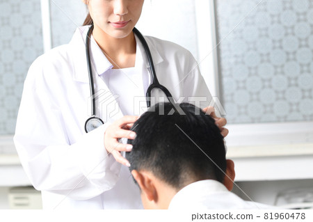 一位黑髮男子諮詢醫生診斷脫髮治療 一位黑髮男子諮詢醫生診斷脫髮治療 81960478