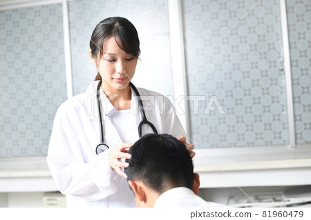 A black-haired man consulting with a doctor diagnosing hair loss treatment A black-haired man consulting with a doctor diagnosing hair loss treatment 81960479