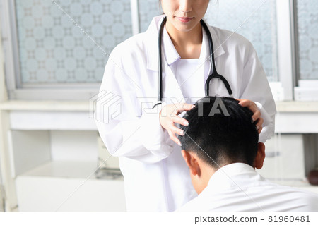 一位黑髮男子諮詢醫生診斷脫髮治療 81960481